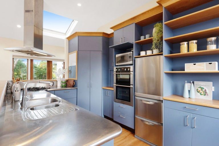 Photo of property in 22 Homewood Crescent, Karori, Wellington, 6012