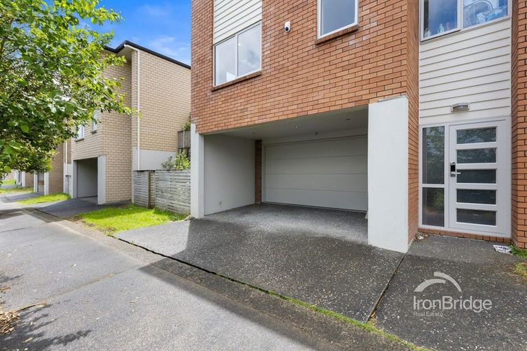 Photo of property in 12 Sohlue Place, Oteha, Auckland, 0632