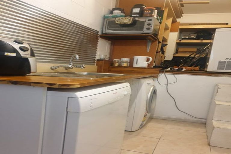 Photo of property in 15 Barker Rise, Northcross, Auckland, 0632