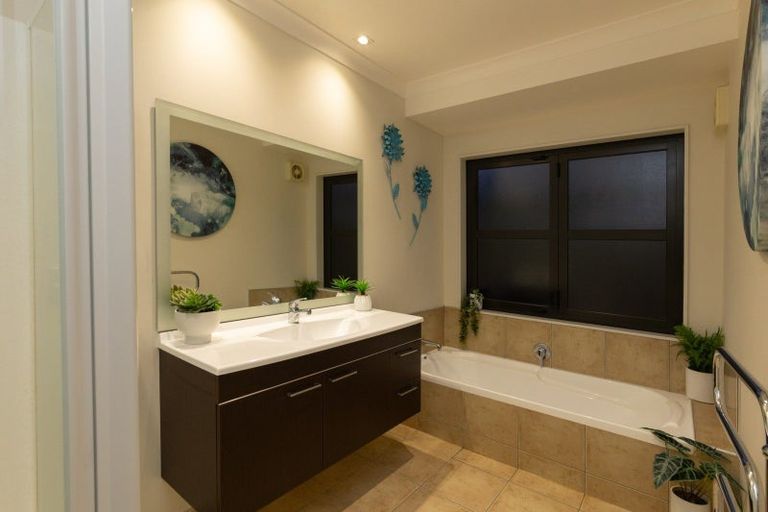 Photo of property in 39 Tennyson Avenue, Kelvin Grove, Palmerston North, 4414