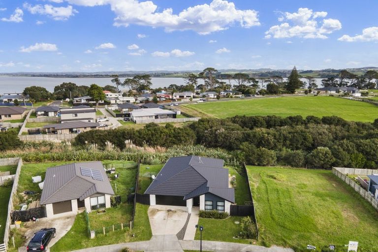 Photo of property in 19 Tahuna Minhinnick Drive, Glenbrook, Waiuku, 2681