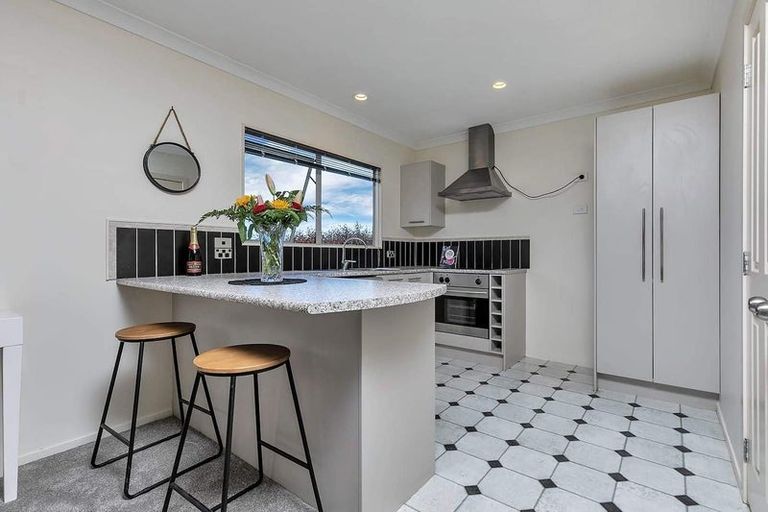 Photo of property in 21a Hatherlow Street, Glenfield, Auckland, 0629