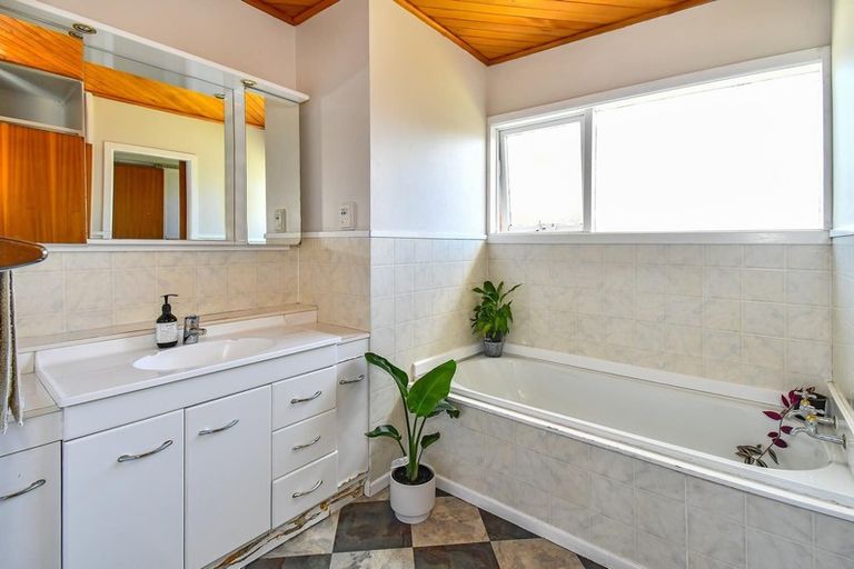 Photo of property in 16 Mccall Place, Opaheke, Papakura, 2113