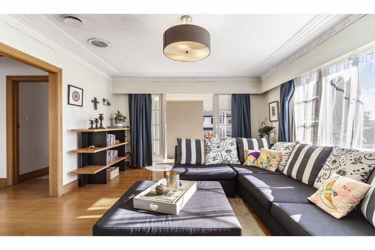 Photo of property in 10 Lloyd Avenue, Papatoetoe, Auckland, 2025