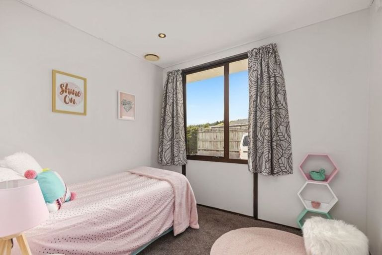 Photo of property in 2 Mcmanaway Grove, Stokes Valley, Lower Hutt, 5019