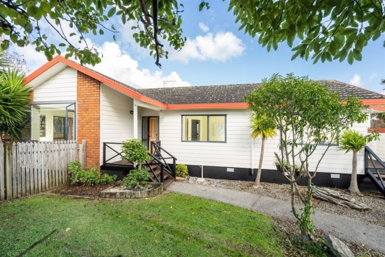 Photo of property in 10 Gillett Place, Botany Downs, Auckland, 2014