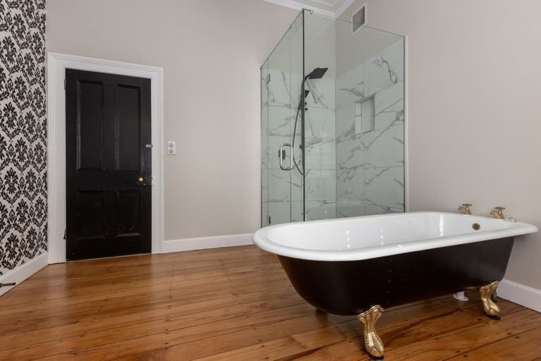 Photo of property in 10 Cobden Road, Bluff Hill, Napier, 4110