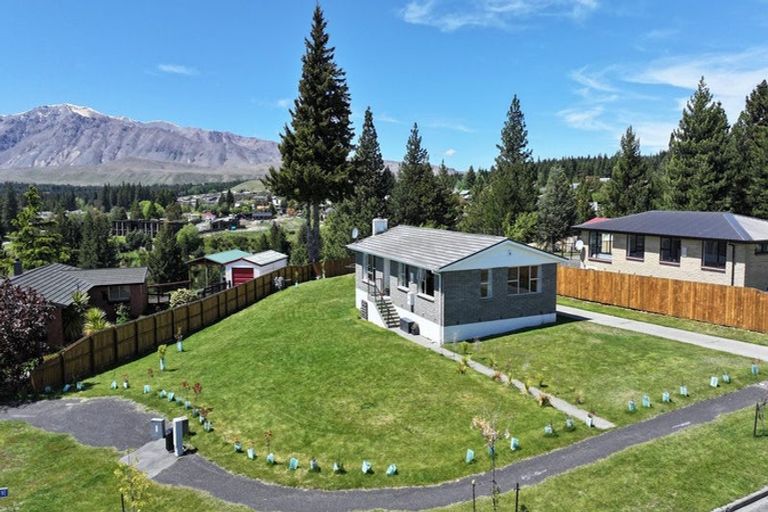 Photo of property in 32 Aorangi Crescent, Lake Tekapo, 7999