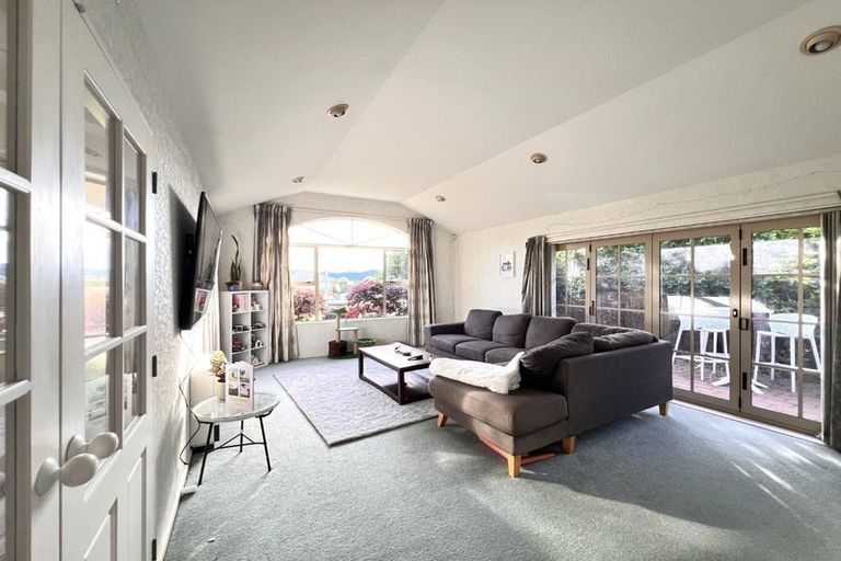 Photo of property in 10 Balmerino Grove, Waikanae, 5036