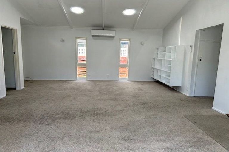 Photo of property in 11 Vaucluse Avenue, Paraparaumu Beach, Paraparaumu, 5032