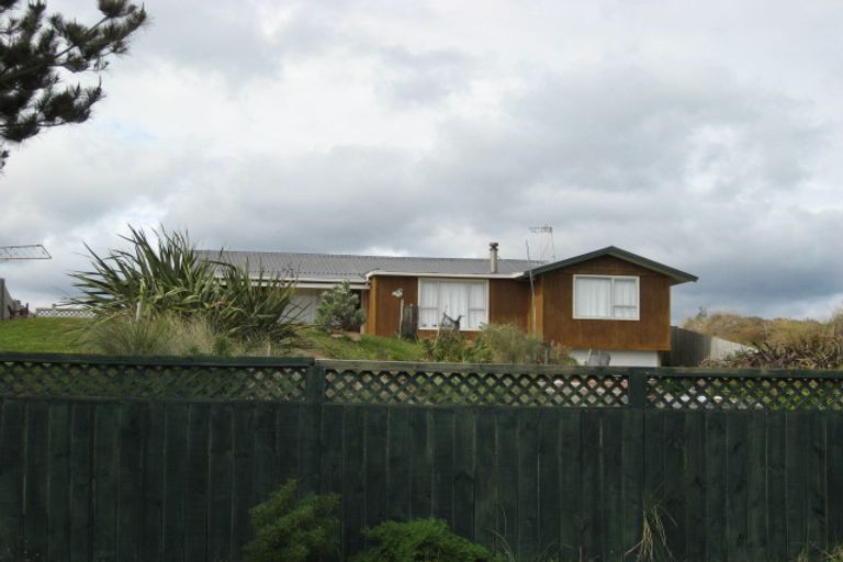 Photo of property in 62 Sarah Street, Waikawa Beach, Levin, 5573