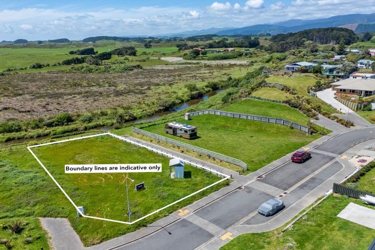Photo of property in 13 Seagrass Place, Otaki Beach, Otaki, 5512