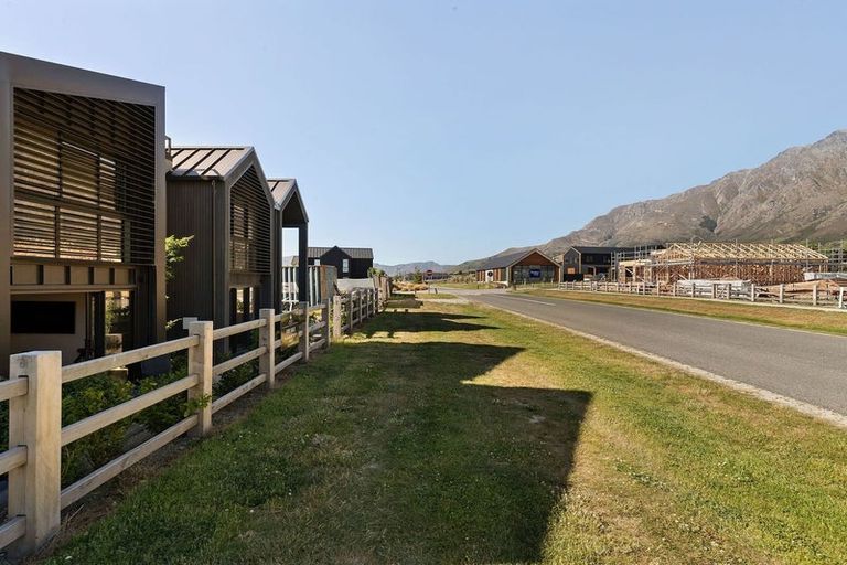 Photo of property in 33 Ryan Loop, Jacks Point, 9371