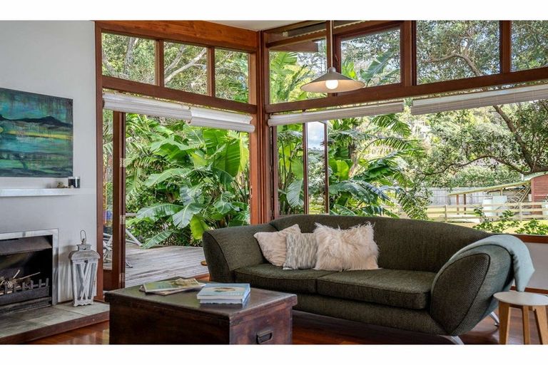 Photo of property in 135 Long Beach Road, Russell, 0202