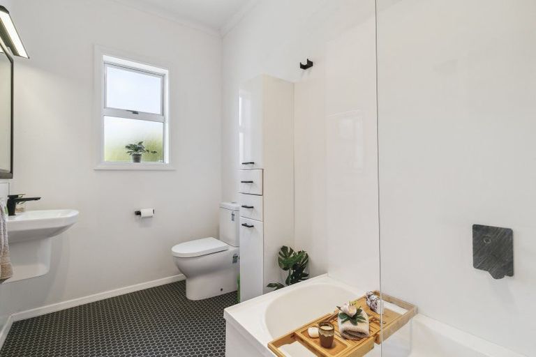 Photo of property in 44 Raroa Terrace, Tawa, Wellington, 5028