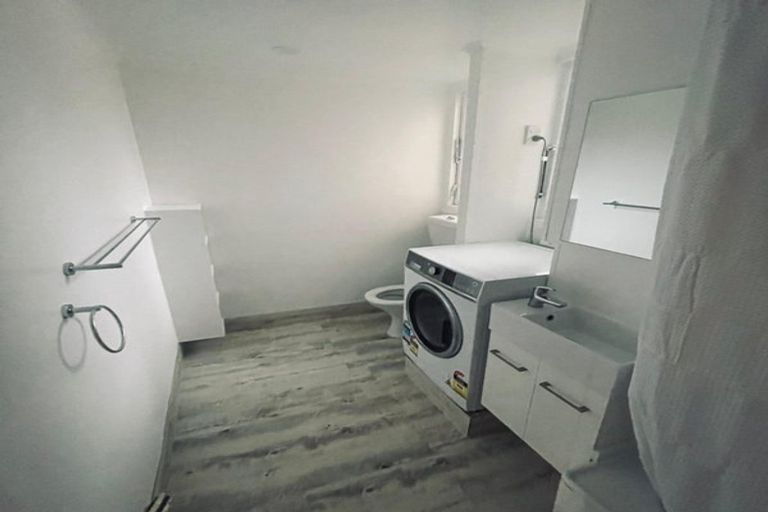 Photo of property in Churchill Flats, 213 The Terrace, Wellington Central, Wellington, 6011