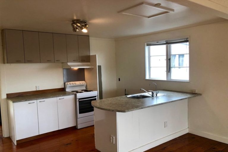 Photo of property in 1/236 East Coast Road, Forrest Hill, Auckland, 0620