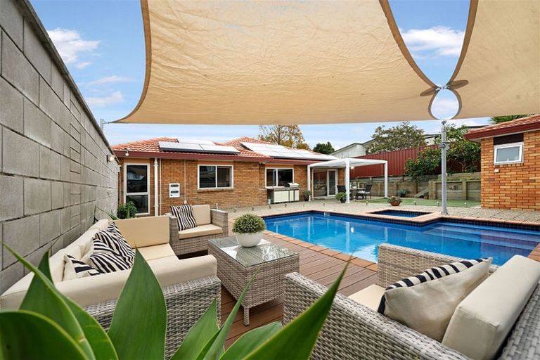 Photo of property in 7 Coupland Court, Glendene, Auckland, 0602