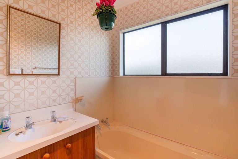 Photo of property in 37 Hicks Crescent, Waikanae Beach, Waikanae, 5036