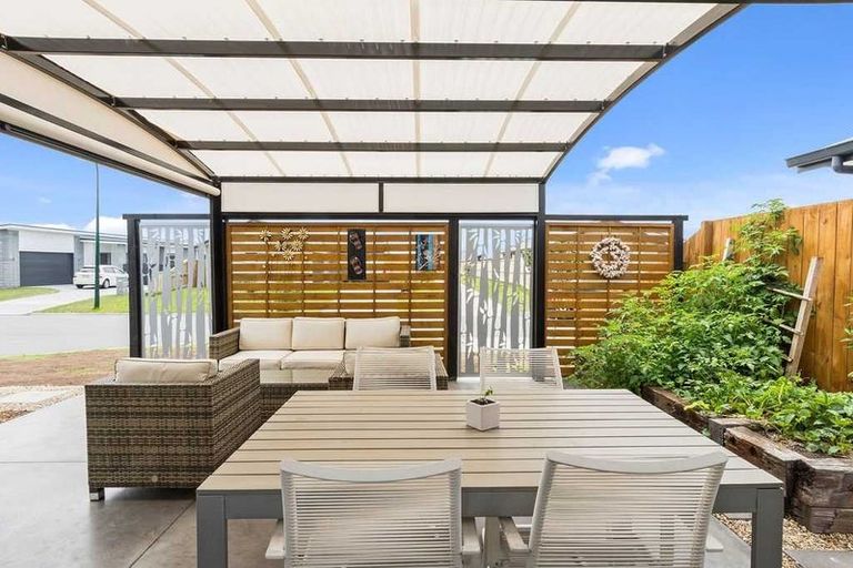 Photo of property in 15 Oka Street, Papamoa Beach, Papamoa, 3118