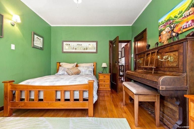 Photo of property in 103 Luckens Road, West Harbour, Auckland, 0618