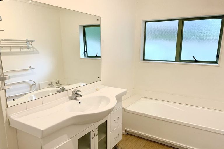 Photo of property in 5 Millstream Drive, Henderson, Auckland, 0610