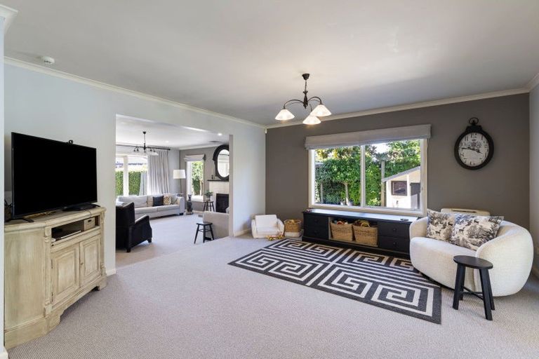 Photo of property in 33 Royal Oak Drive, Kelvin Grove, Palmerston North, 4414