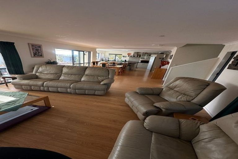 Photo of property in 165a Carlisle Road, Northcross, Auckland, 0632