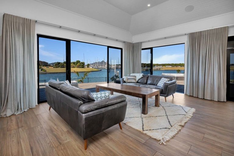 Photo of property in 25 Waitemata Drive, One Tree Point, 0118