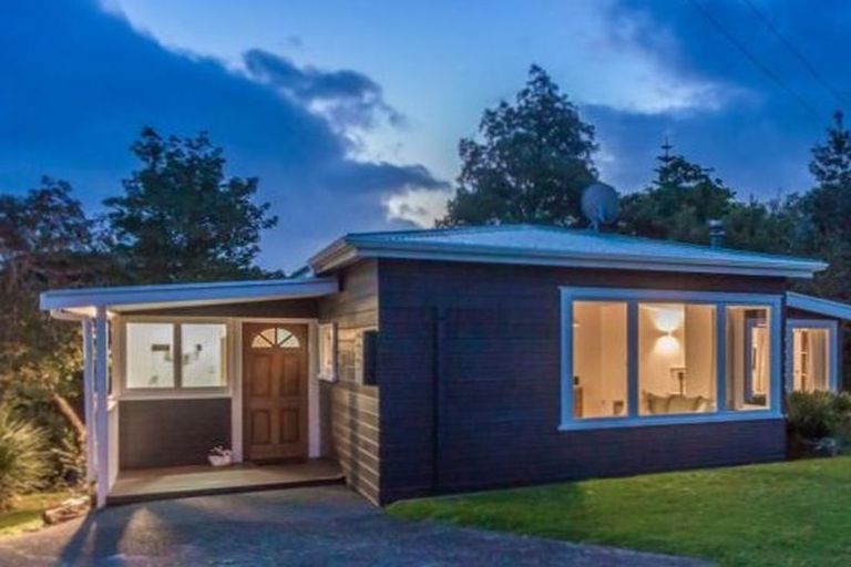 Photo of property in 38 Victory Road, Laingholm, Auckland, 0604