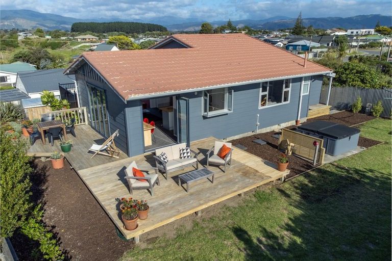 Photo of property in 17 Moana Street, Otaki Beach, Otaki, 5512