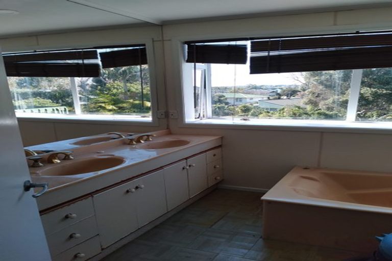 Photo of property in 8 Rotoiti Avenue, Pakuranga Heights, Auckland, 2010