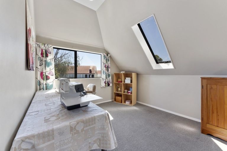 Photo of property in 16 Fraser Court, Roslyn, Palmerston North, 4414