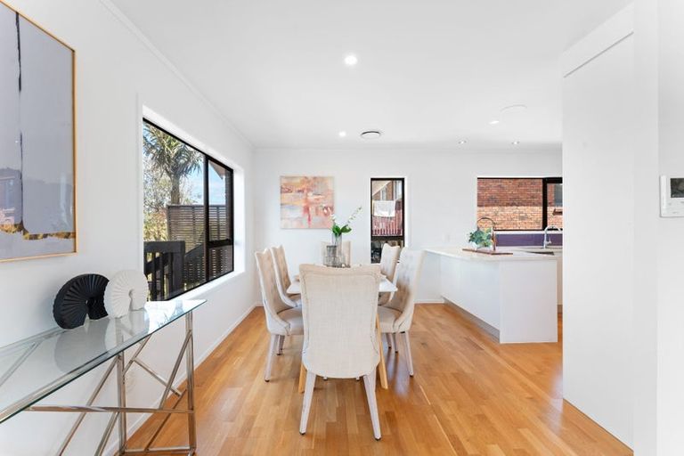 Photo of property in 23 Ravenwood Drive, Forrest Hill, Auckland, 0620