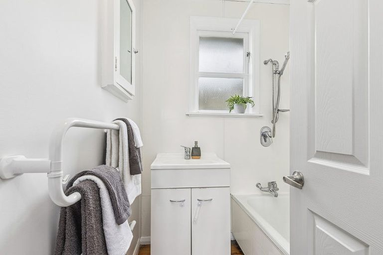 Photo of property in 334 Main Road, Tawa, Wellington, 5028