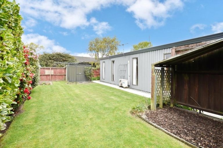 Photo of property in 17 Clivedon Place, Redwood, Christchurch, 8051