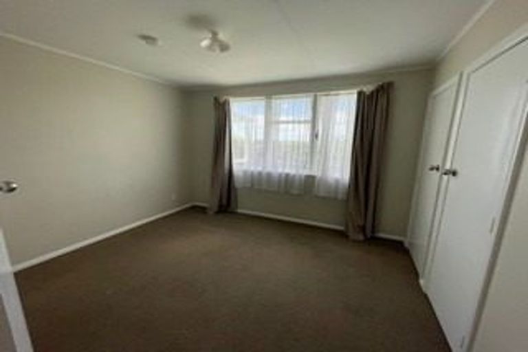 Photo of property in 1/47 Luckens Road, West Harbour, Auckland, 0618