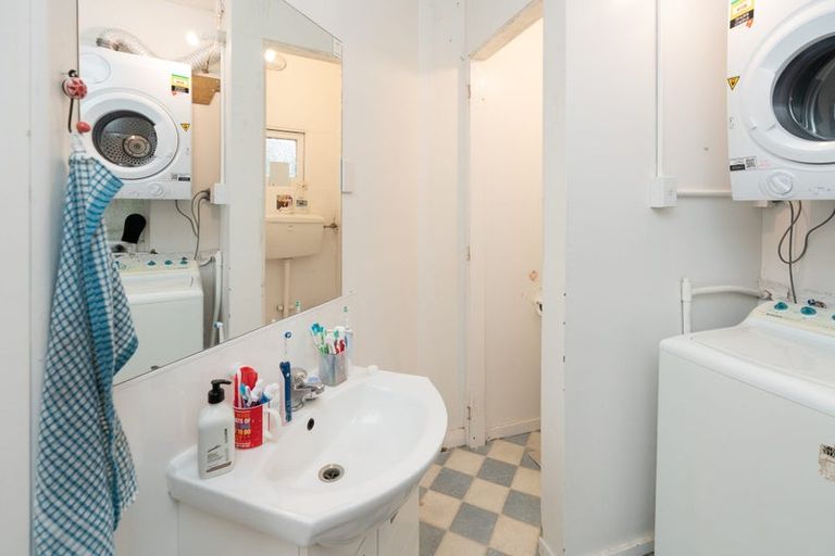 Photo of property in 76a Kelburn Parade, Kelburn, Wellington, 6012