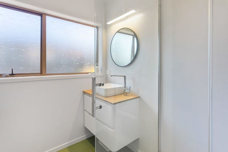 Photo of property in 1/2 Vodanovich Road, Te Atatu South, Auckland, 0610