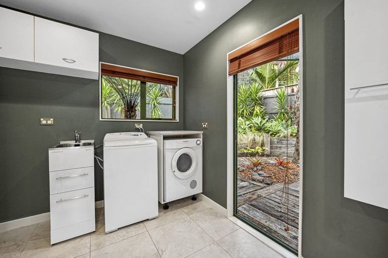 Photo of property in 28 Tyrico Close, Unsworth Heights, Auckland, 0632
