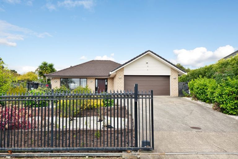 Photo of property in 112 Lake Panorama Drive, Henderson Valley, Auckland, 0612
