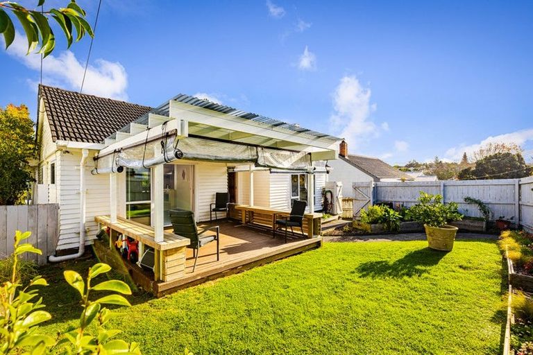 Photo of property in 24 Northall Road, New Lynn, Auckland, 0600