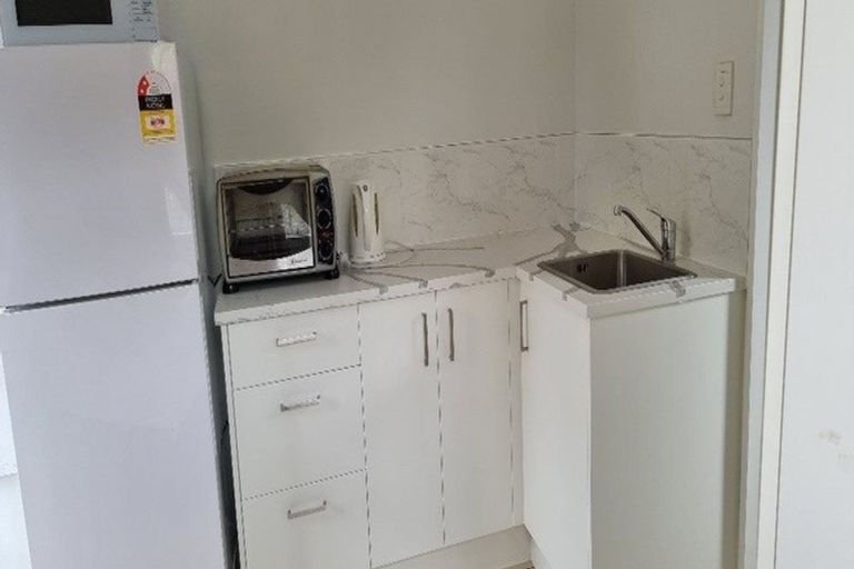 Photo of property in 18 Cheryl Place, Hillcrest, Auckland, 0627