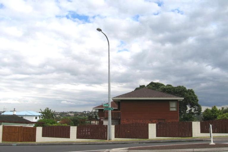 Photo of property in 2/1012 Beach Road, Torbay, Auckland, 0630