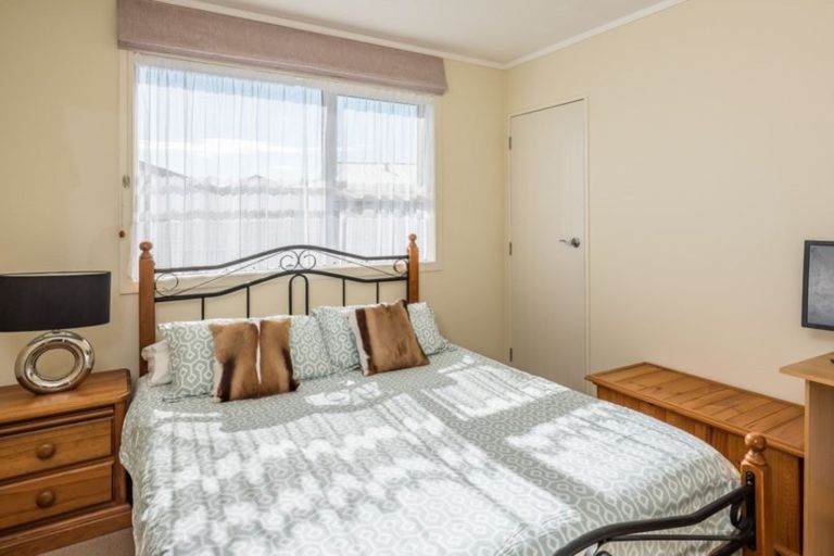 Photo of property in 12b Bayswater Place, Newlands, Wellington, 6037