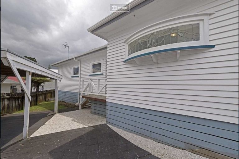 Photo of property in 1/23 Luckens Road, West Harbour, Auckland, 0618