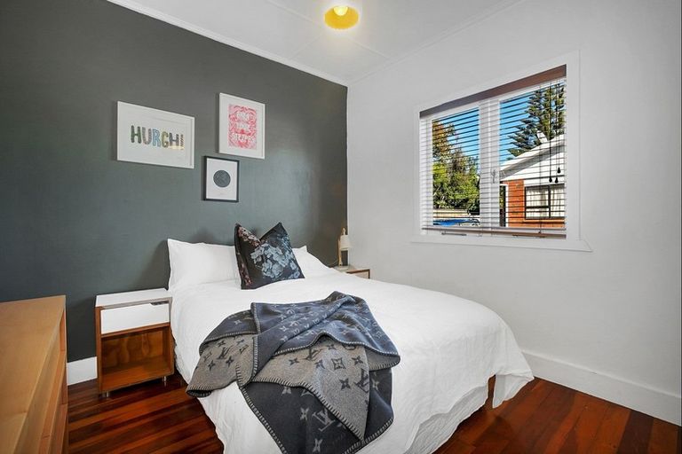 Photo of property in 10 Walmer Road, Point Chevalier, Auckland, 1022