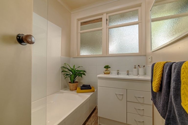 Photo of property in 98 Pahiatua Street, Hokowhitu, Palmerston North, 4410