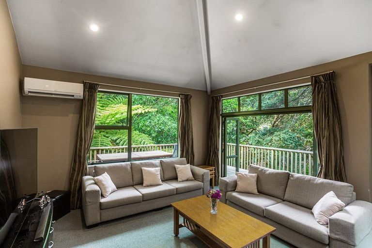 Photo of property in 16a Kingsclere Place, Goodwood Heights, Auckland, 2105