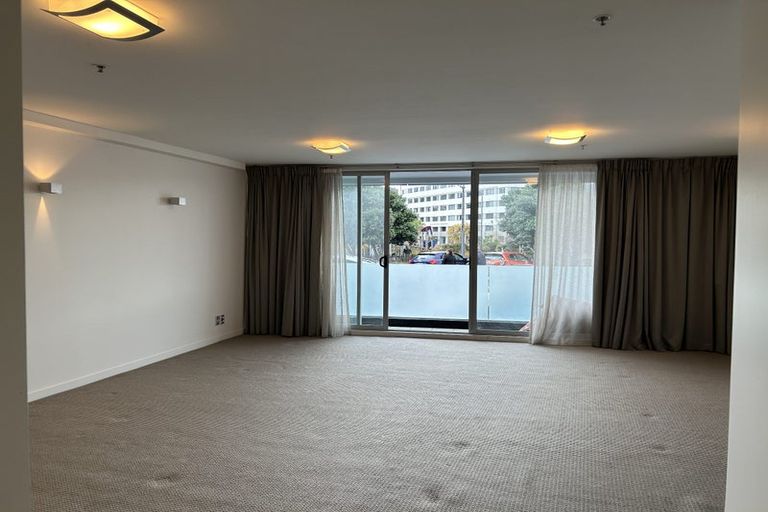 Photo of property in Aqua, 2/74 Oriental Parade, Oriental Bay, Wellington, 6011